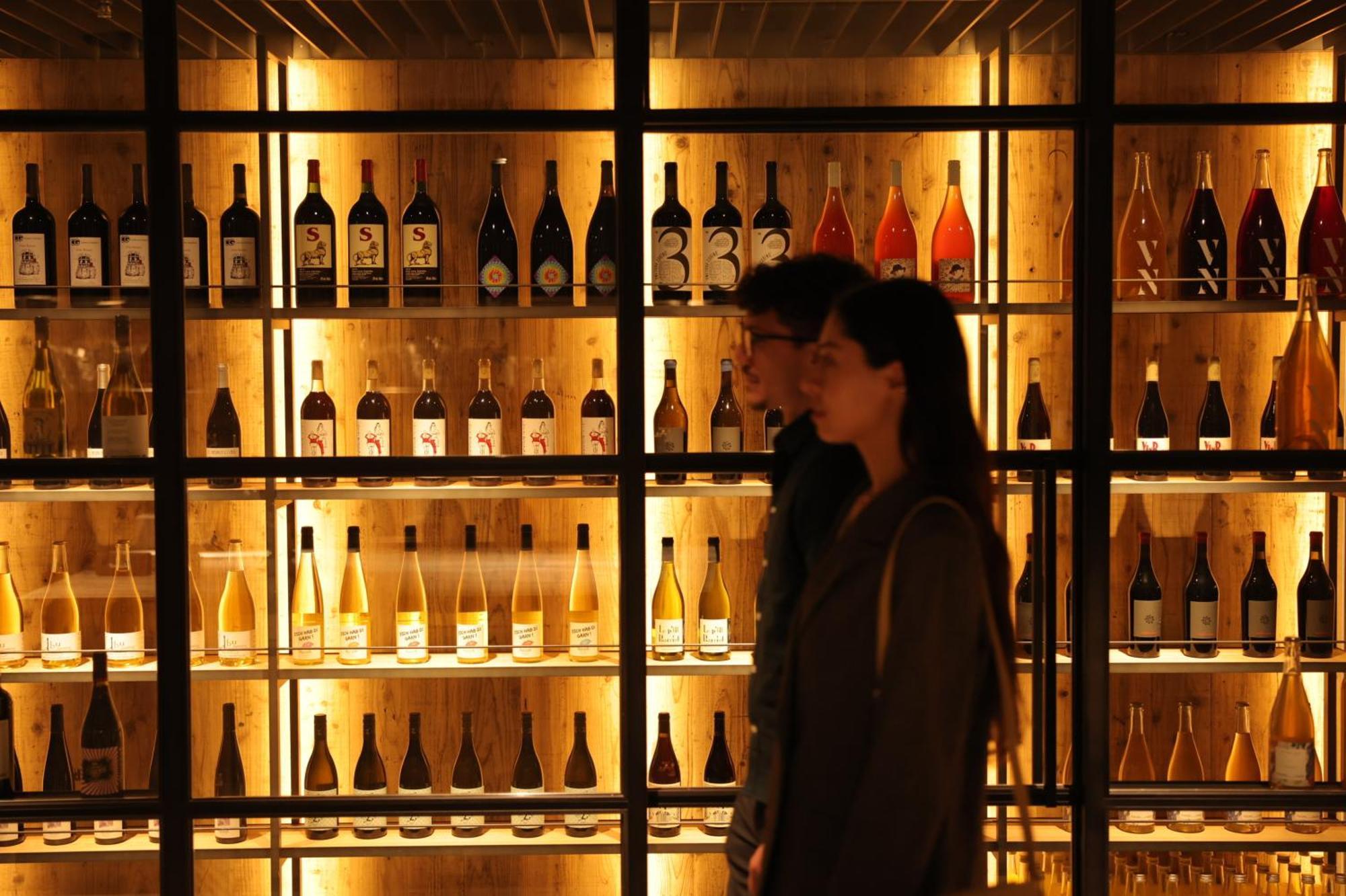 Nohga Hotel Kiyomizu Kyoto Luaran gambar Wine bottles in a wine shop